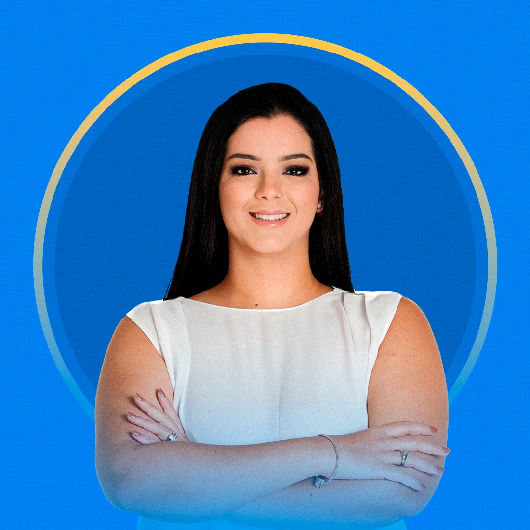 Monalisa Lobo de braços cruzados, sorrindo